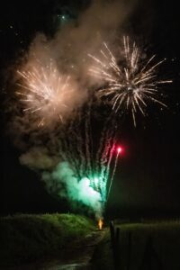 Feux d'artifice lors de la soirée de mariage en vert et rouge Feux d'artifice verts et rouges illuminant la soirée de mariage
