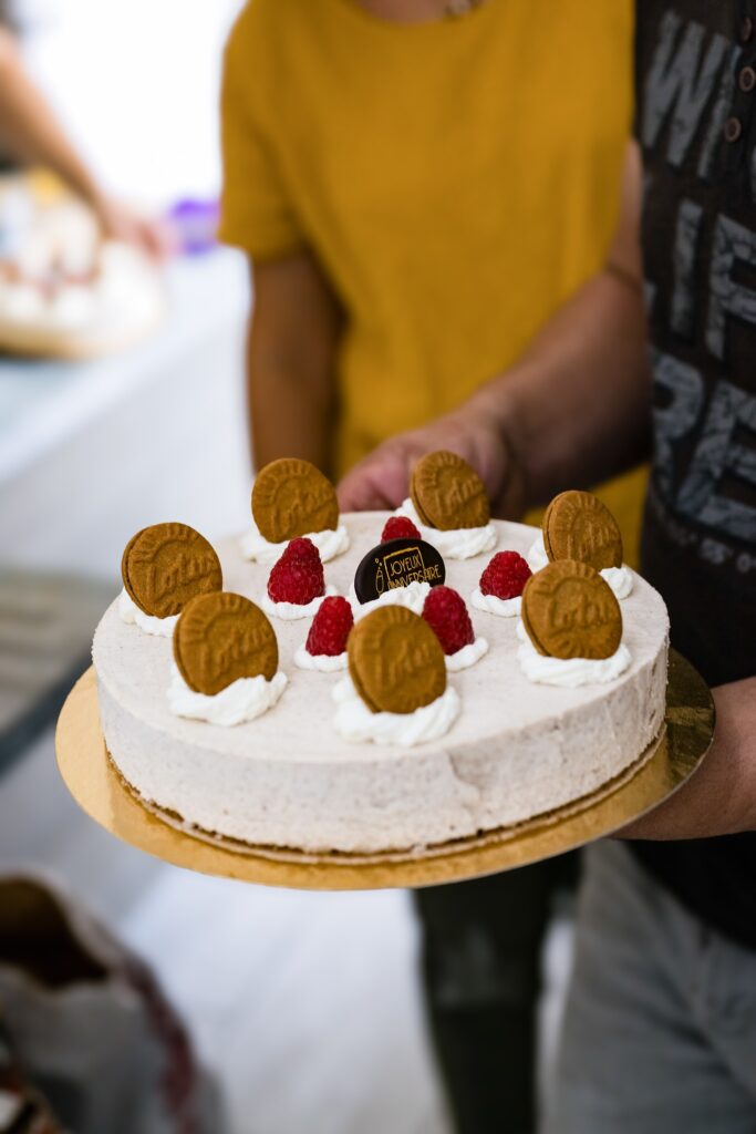 gateau-d-anniversaire-avec-biscuits-et-framboises