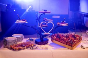 Gâteau de mariage en soirée avec DJ en arrière-plan Gâteau de mariage éclairé par des lumières de soirée avec DJ en fond