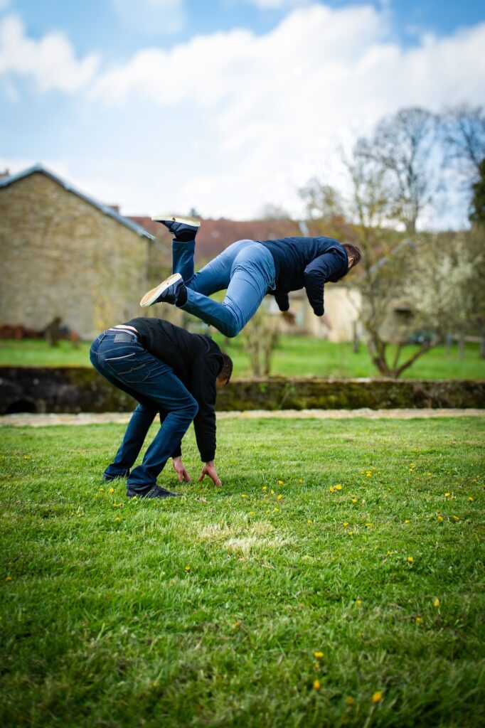 jeu-de-saute-mouton-dans-un-jardin-en-pleine-campagne