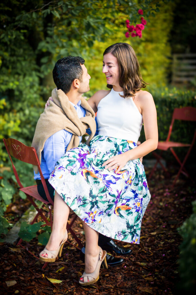 Love session : les futurs mariés assis sur une chaise dans le jardin Futurs mariés assis sur une chaise dans le jardin