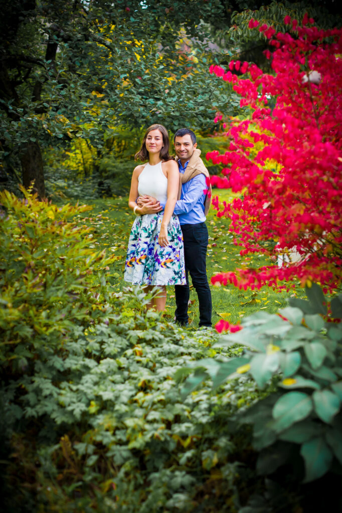 Love session : les futurs mariés dans le jardin entouré de fleurs Futurs mariés dans le jardin entouré de fleurs