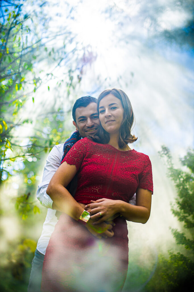 Love session : les futurs mariés se serrent dans les bras avec un effet de lumière Futurs mariés s'enlaçant avec un effet de lumière