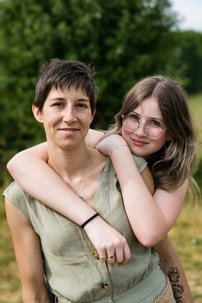 moment-de-tendresse-tata-et-filleule-dans-un-cadre-naturel
