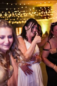 Pouce de la mariée lors de la danse de soirée sous une lumière chaleureuse Détail de la main de la mariée pendant la danse de soirée