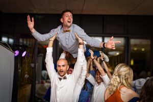 Témoins portant les invités dans une soirée de mariage Porteurs accueillant les invités lors d'une soirée de mariage