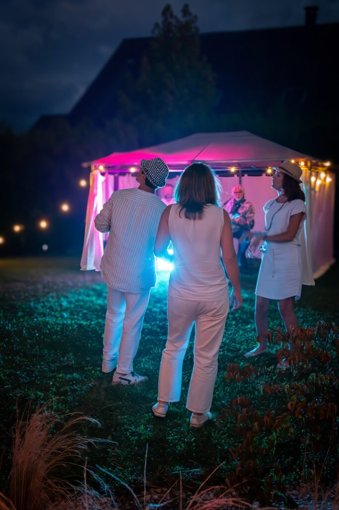 une-soiree-sous-un-chapiteau-illumine-avec-des-invites-en-blanc
