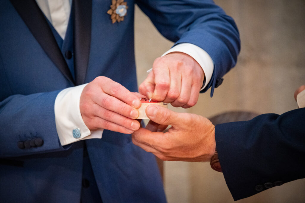 Gros plan sur l'échange des alliances Gros plan sur l'échange des alliances pendant la cérémonie