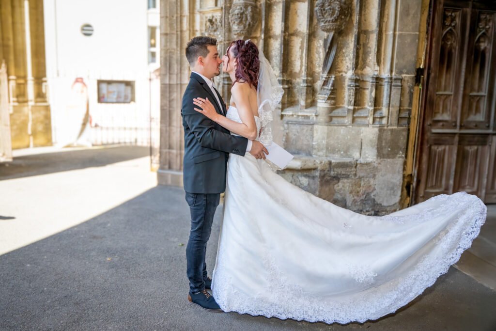 Le marié et la mariée échangent un regard tendre avec une robe à traine Marié et mariée échangeant un regard tendre, la mariée portant une robe à traine