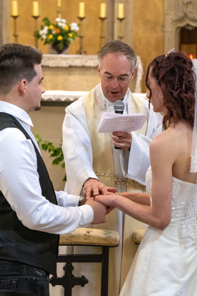 Le prêtre officiant la cérémonie de mariage Prêtre en train d'officier la cérémonie de mariage