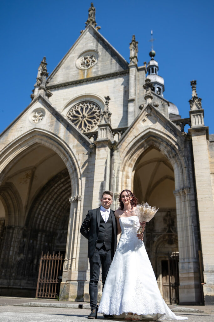 Les mariés posant devant l'église Mariés posant devant l'église