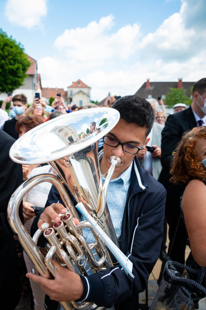 Un musicien jouant de la trompette dehors pendant la cérémonie religieuse Musicien jouant de la trompette à l'extérieur pendant la cérémonie religieuse