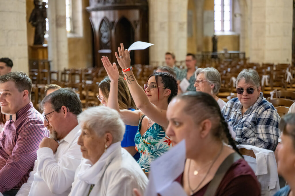 Une invitée applaudissant en signe de célébration Invitée applaudissant pour célébrer