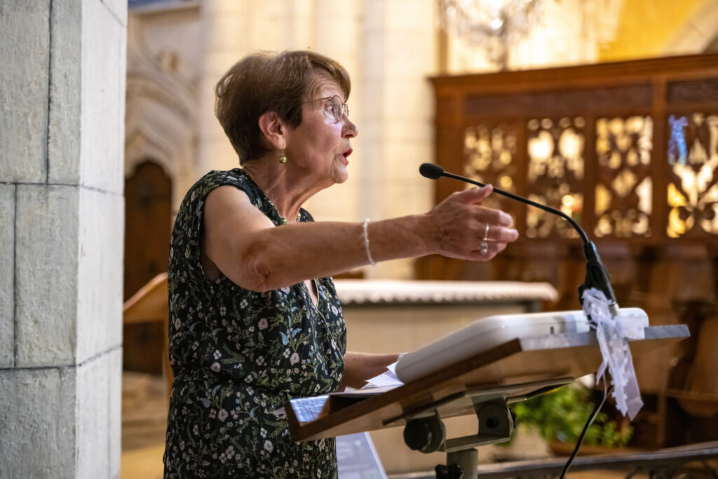Une personne chantant à la cérémonie religieuse Personne chantant lors de la cérémonie religieuse