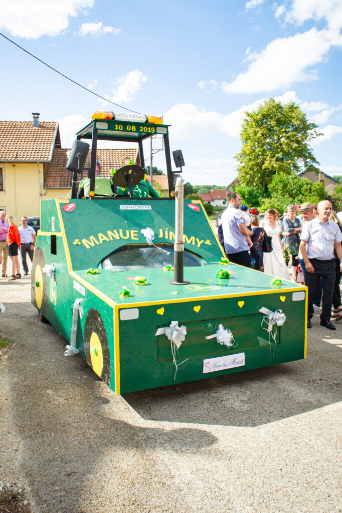 Voiture-balais en forme de tracteur magnifique à l'église Voiture-balais en forme de tracteur décorative devant l'église