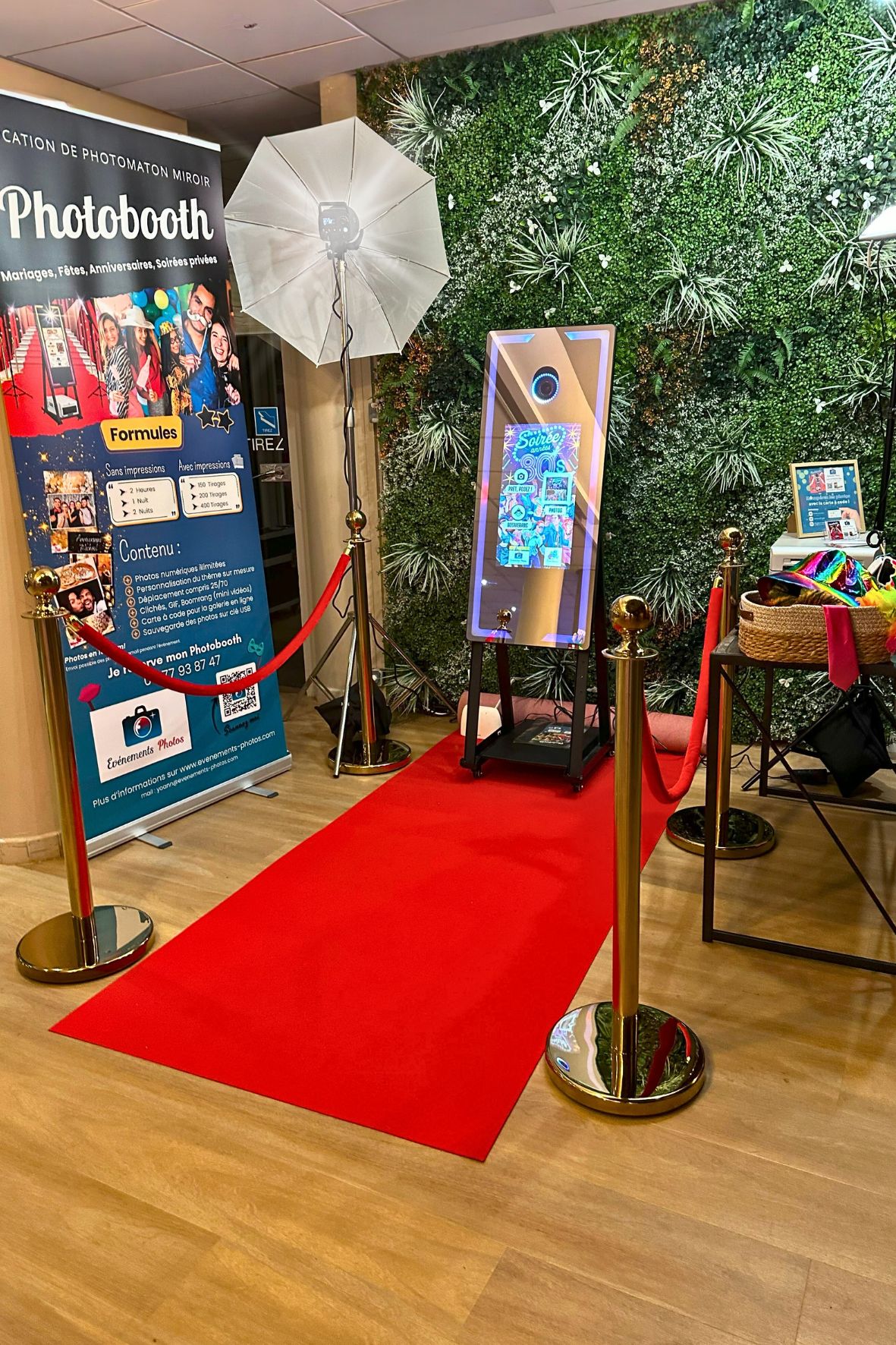Photomaton miroir avec tapis rouge et barrières dorées