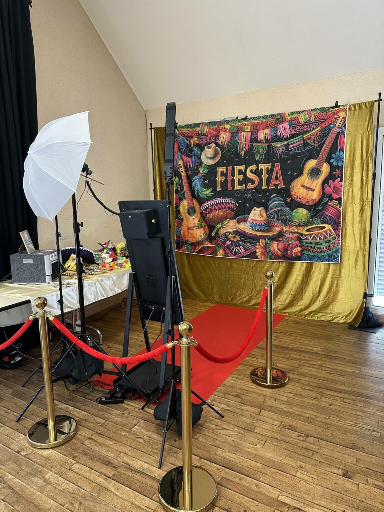 Photobooth miroir avec thème mexicain coloré et décor FIESTA Photobooth miroir avec décor mexicain coloré et thème FIESTA